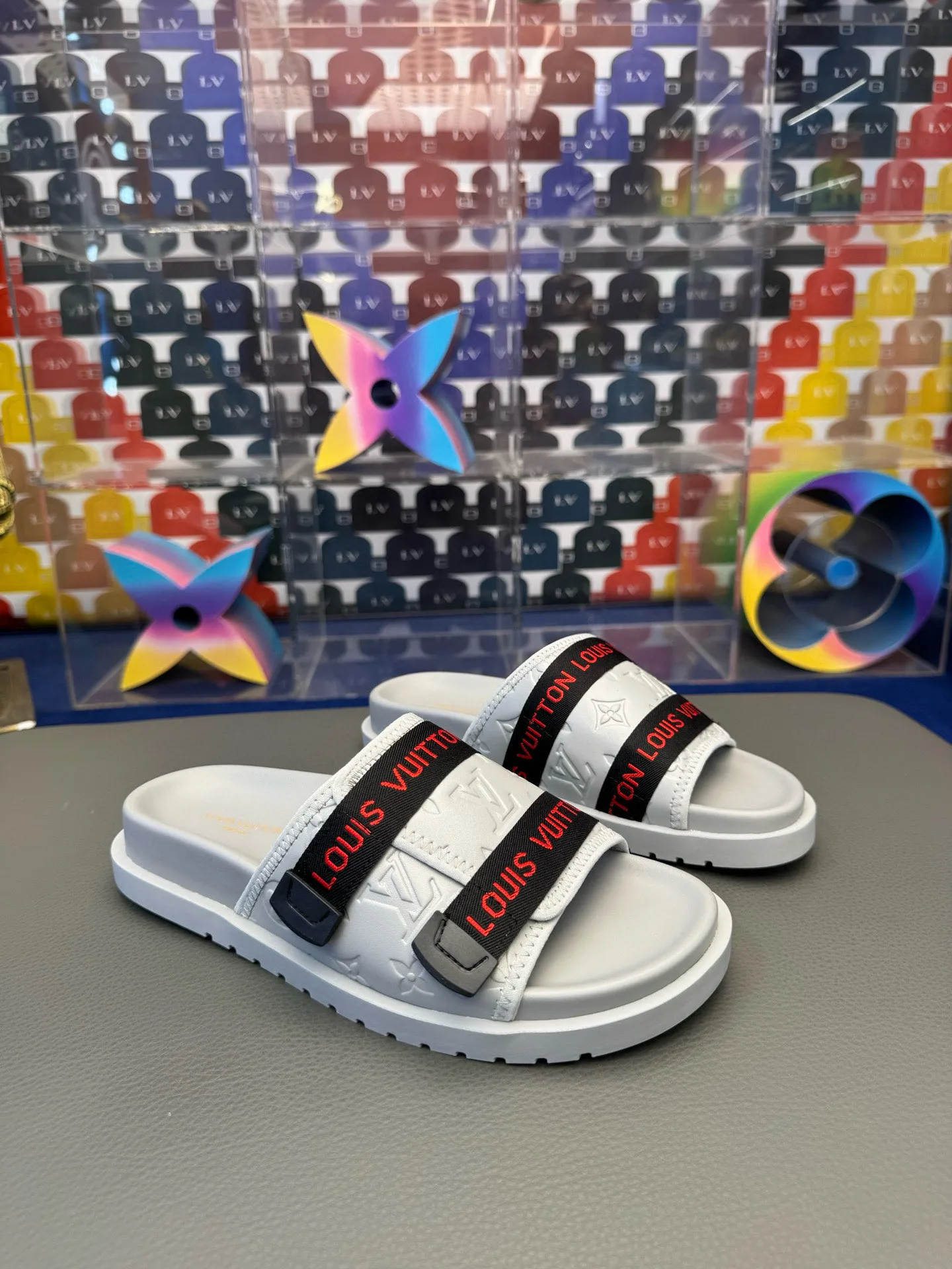 [L Home] P: 340💰Size: 38-45 Top purchasing lv men's summer slippers, classic presbyopia with soft real leather lining, unique color splicing effect, distinctive personality, fashionable and trendy essential style, light and comfortable. Lightweight and tough rubber insole, micro ridged foam outsole, super comfortable!